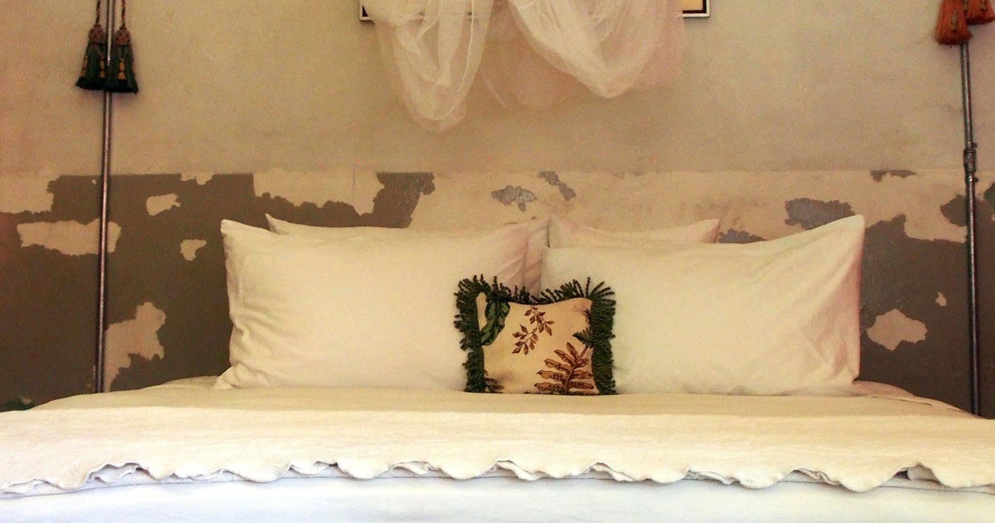 Bric-A-Brac Hotel Battambang Exterior foto
