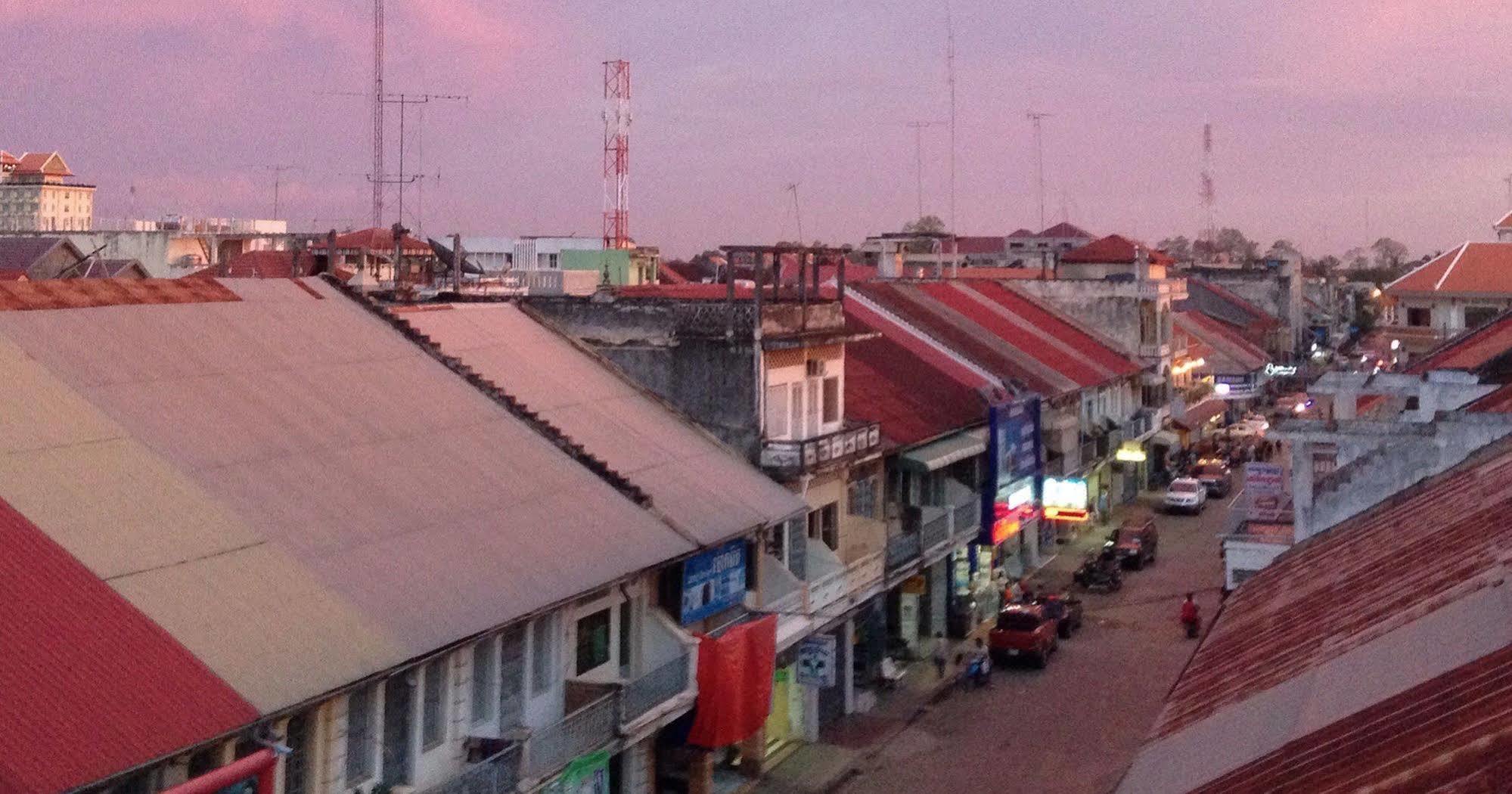 Bric-A-Brac Hotel Battambang Exterior foto